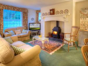 a living room with a couch and a fireplace at Parnacott in Pancrasweek