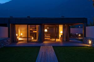 een huis met een terras 's nachts bij Vivere Suites & Rooms in Arco