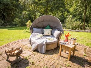 eine Couch auf einer Terrasse mit einem Tisch in der Unterkunft Weir Cottage in Maidstone + 18 Fotos