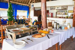 マテムウェにあるPanga Chumvi Beach Resortの食べ物のビュッフェ付きテーブル