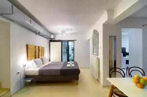 アテネにあるAthens Green Apartmentsのベッドルーム1室(ベッド1台、フルーツ付きのテーブル付)
