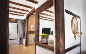 uma sala de estar com vigas de madeira e um espelho em Alte Uhrmacherei em Heimbach