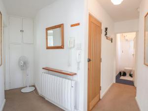 ein Bad mit einem WC, einem Spiegel und einer Tür in der Unterkunft 8b Fore Street in Salcombe + 14 Fotos