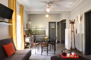 アテネにあるAthens Green Apartmentsのソファとテーブルのあるリビングルーム