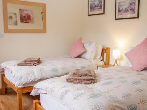 duas camas sentadas uma ao lado da outra num quarto em Moorhen Lodge em Oswestry