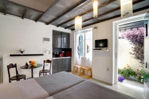 アテネにあるAthens Green Apartmentsのベッドルーム1室(ベッド1台付)、ダイニングルーム(テーブル付)