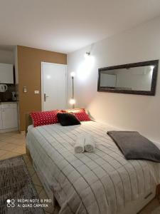 um quarto com uma cama grande e toalhas em Apartments Vrime em Biograd na Moru