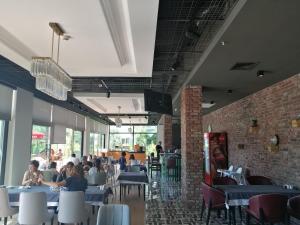 una sala da pranzo con persone sedute ai tavoli di Doğruer Boutique Hotel & Spa a Muğla