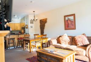 un soggiorno con divano e tavolo di Long Trail House Condominiums at Stratton Mountain Resort a Stratton Mountain