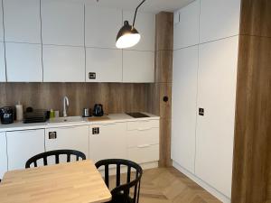 Kuchyňa alebo kuchynka v ubytovaní ONE Apartamenty Gąsiorowskich 4