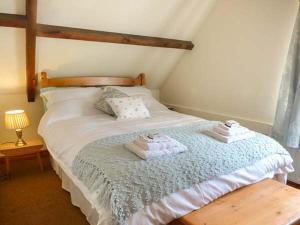 Postel nebo postele na pokoji v ubytování Quakers Cottage