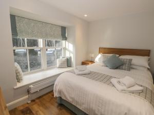 ein Schlafzimmer mit einem großen Bett und einem Fenster in der Unterkunft Pennington in Ambleside