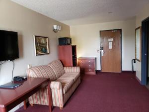 O zonă de relaxare la Heartland Hotel & Suites