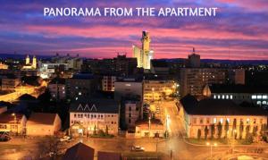 un perfil urbano por la noche con las palabras panorámicas del apartamento en Panorama Apartament Plaza Tower, en Satu Mare
