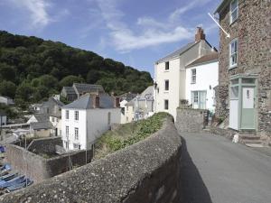 een uitzicht op een stad met gebouwen en een muur bij Balcony Cottage in Cawsand +12 foto's
