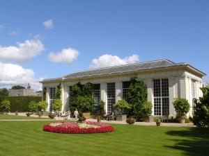 een gebouw met een tuin met bloemen in het gras bij Balcony Cottage in Cawsand