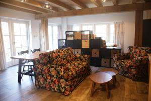 a living room with a couch and a table and chairs at Cultuurlogies Looeind in Liempde