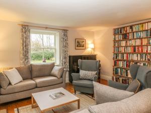 a living room with two couches and bookshelves at Mill Farm House in Richmond