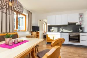 Kuchyňa alebo kuchynka v ubytovaní Herzerl-Chalet Appartements