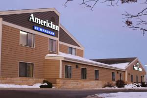 un edificio con un cartel en el costado en AmericInn by Wyndham Mankato Event Center near MSU, en Mankato