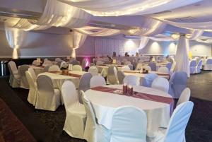 Posezení v ubytování AmericInn by Wyndham Mankato Event Center near MSU