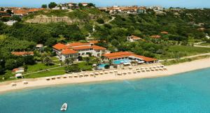 una vista aérea de un complejo en la playa en Afitis Boutique Hotel, en Afitos