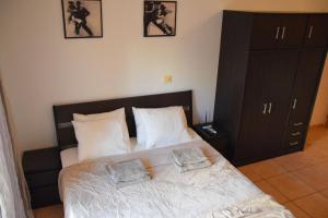 ein Schlafzimmer mit einem großen Bett mit zwei Kissen in der Unterkunft Raise Cosy Studio with pool in Limassol in Limassol
