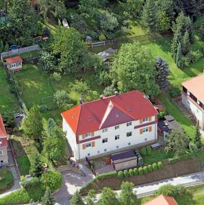 an overhead view of a large white house with a red roof at Ferienwohnung am Wald in Sebnitz
