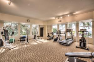 - une salle de sport avec des tapis de course et des équipements de cardio-training dans un bâtiment dans l'établissement Lovers Key Resort, à Fort Myers Beach