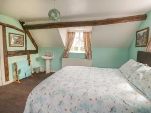 Un pat sau paturi într-o cameră la The Farmhouse