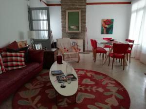 a living room with a couch and a table at Bed & Breakfast Pleno Centro EN CASA PARTICULAR in San Luis
