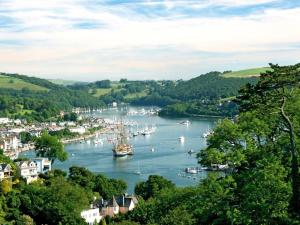 Blick auf einen Fluss mit Booten in einer Stadt in der Unterkunft The Cottage, 13 Clarence Hill in Dartmouth + 13 Fotos