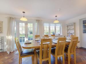 - une salle à manger avec une table et des chaises en bois dans l'établissement Orchard Lodge, à Boscastle
