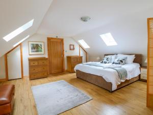 um quarto com uma cama grande e clarabóias em Dorado Lodge em Lincoln