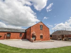 an old brick building with a sky background at The Mill House in Shrewsbury