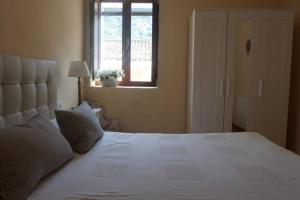 Ένα ή περισσότερα κρεβάτια σε δωμάτιο στο El Descanso del Monje