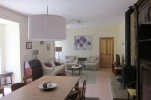 sala de estar con mesa y sala de estar con sofá en El Descanso del Monje en La Drova