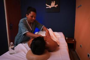 Una mujer está recibiendo un masaje en una cama en Mezena Resort & SPA en Lalibela