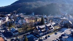 une vue aérienne sur une ville avec une montagne dans l'établissement APARTMA KATKA Vila Mojca, à Kranjska Gora