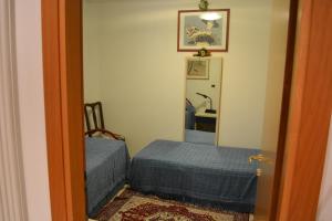 Piccola camera con letto e specchio di Casetta a Venezia