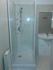 a bathroom with a shower and a sink at Tigullio Vacations Il Ciliegio Apartment in Leivi +29 photos