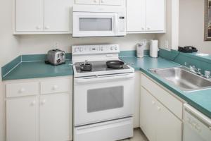 a kitchen with a white stove and a sink at Hilton Vacation Club Greensprings Williamsburg in Williamsburg