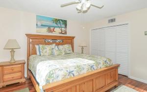 Un dormitorio con una cama y un ventilador de techo. en King Bed - Walk to St. Armand's Circle and Lido Beach in Minutes!, en Sarasota 37 fotos más