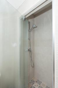 eine Dusche mit Glastür im Badezimmer in der Unterkunft Promaja in Kaštela + 26 Fotos