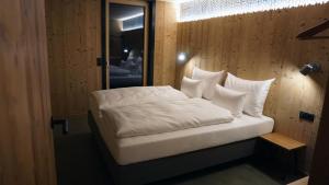 A bed or beds in a room at ARLBERGhome Komfort-Apartments & Privat-Sauna