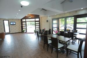 uma sala de jantar com mesas, cadeiras e janelas em JAM Hotel Kota Warisan Sepang @ ERL Salak Tinggi, KLIA 1-2 & F1 em Sepang