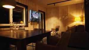 A television and/or entertainment centre at ARLBERGhome Komfort-Apartments & Privat-Sauna