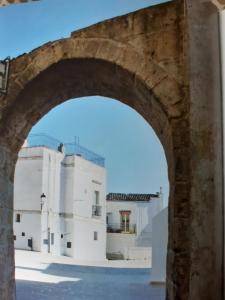 un arco di fronte a un edificio bianco di Il Falco Grillaio a Laterza