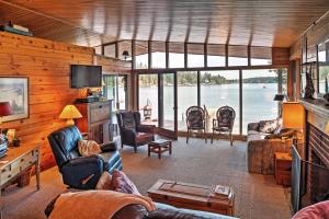 Ruang duduk di Newport Cabin with Lakefront Private Porch and Grill!