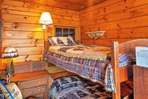 Katil atau katil-katil dalam bilik di Newport Cabin with Lakefront Private Porch and Grill!